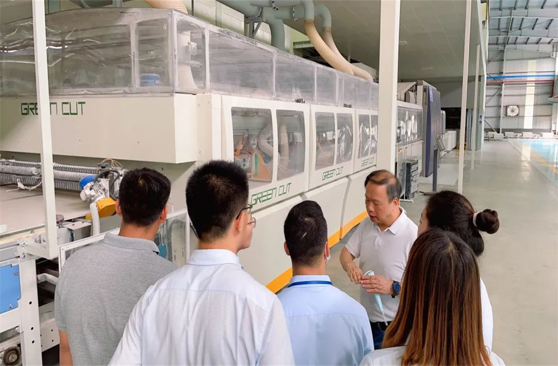 把科研創新搬進生產一線，新明珠當代陶瓷研究院舉行培訓與研討活動